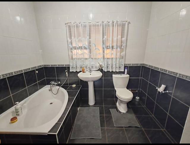 6 BEDROOM HOUSE FOR SALE IN GOLF PARK